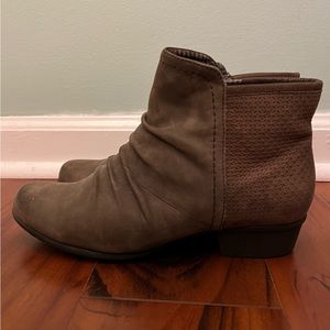 Cozy brown Rockport booties women’s size 7